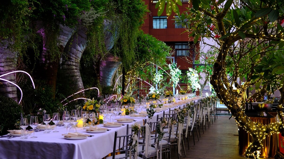 Wedding Color Palette 2026 and 2027: Six Schemes to Love 2 An evening reception table under soft coloured lighting with candles and greenery
