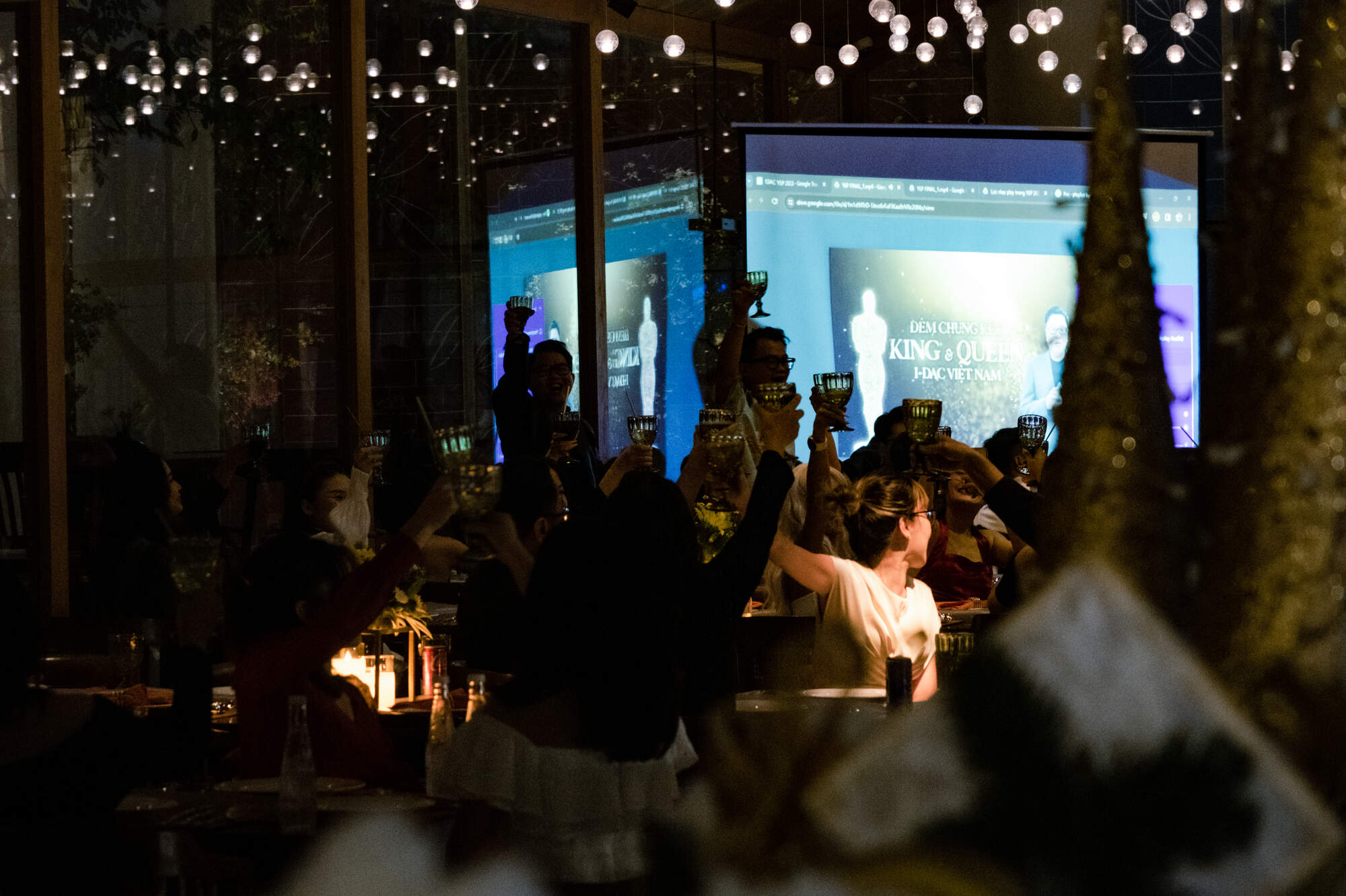 The Complete Guide to a Corporate Year-End Party 2 An awards moment on stage with a screen and guests watching from their tables