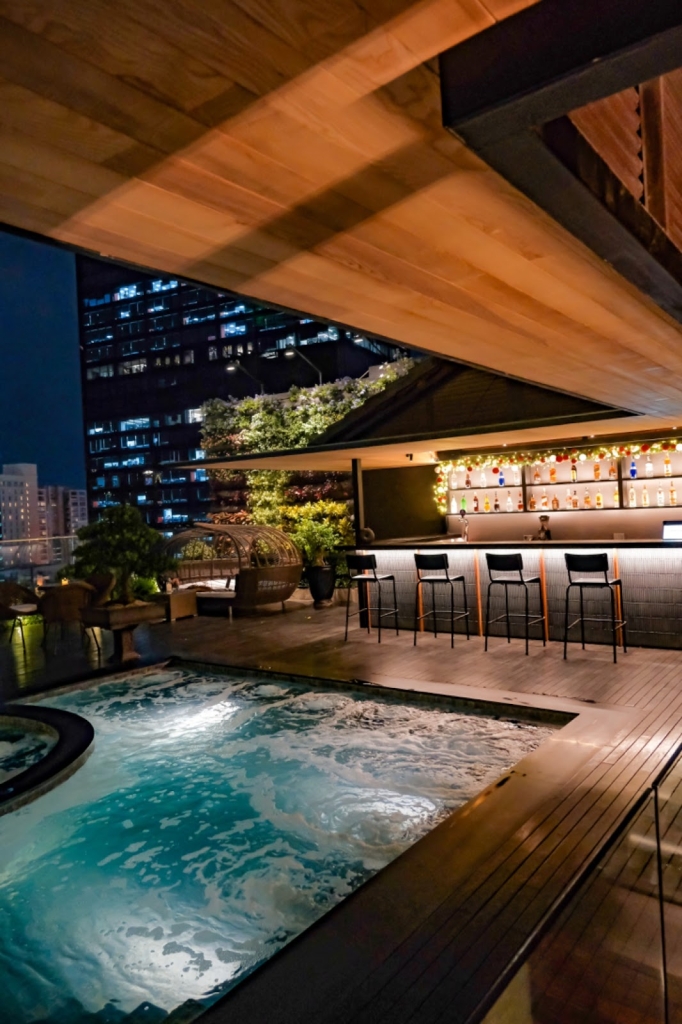 Rooftop Bar in District 1 - Where perfect ambience meets great couples 2 Sakyo rooftop bar