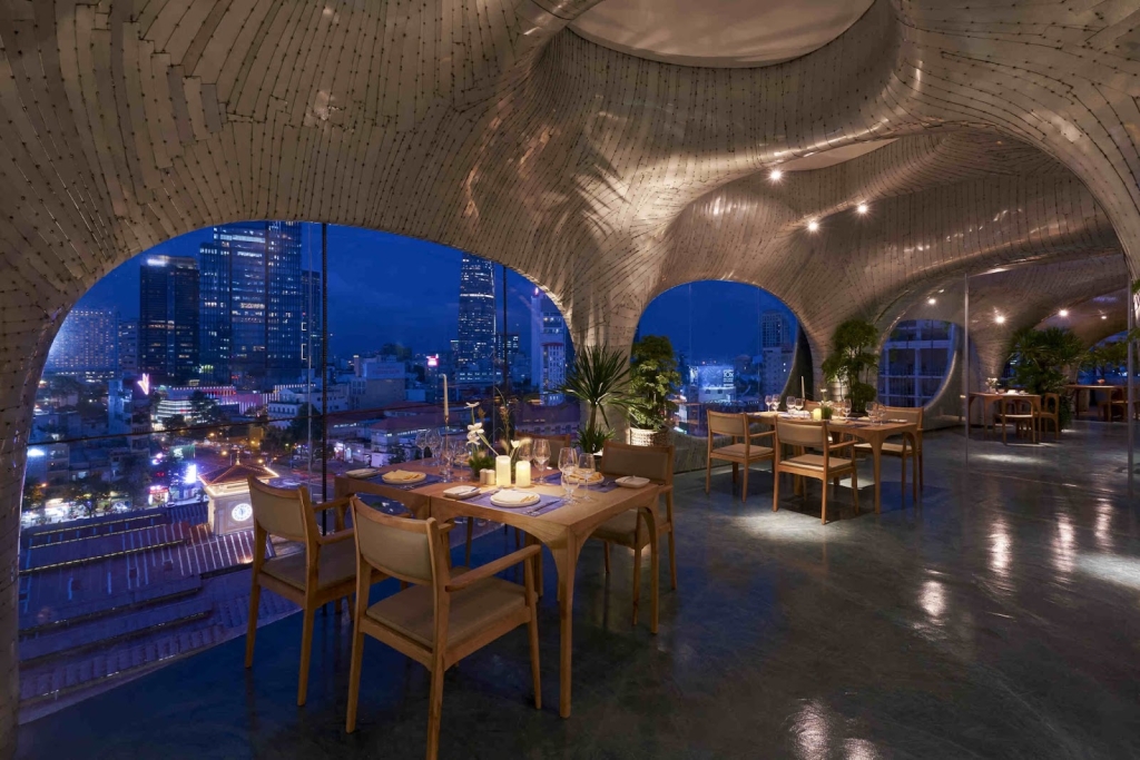 Rooftop Bar in District 1 - Where perfect ambience meets great couples 3 smith kitchen & bar