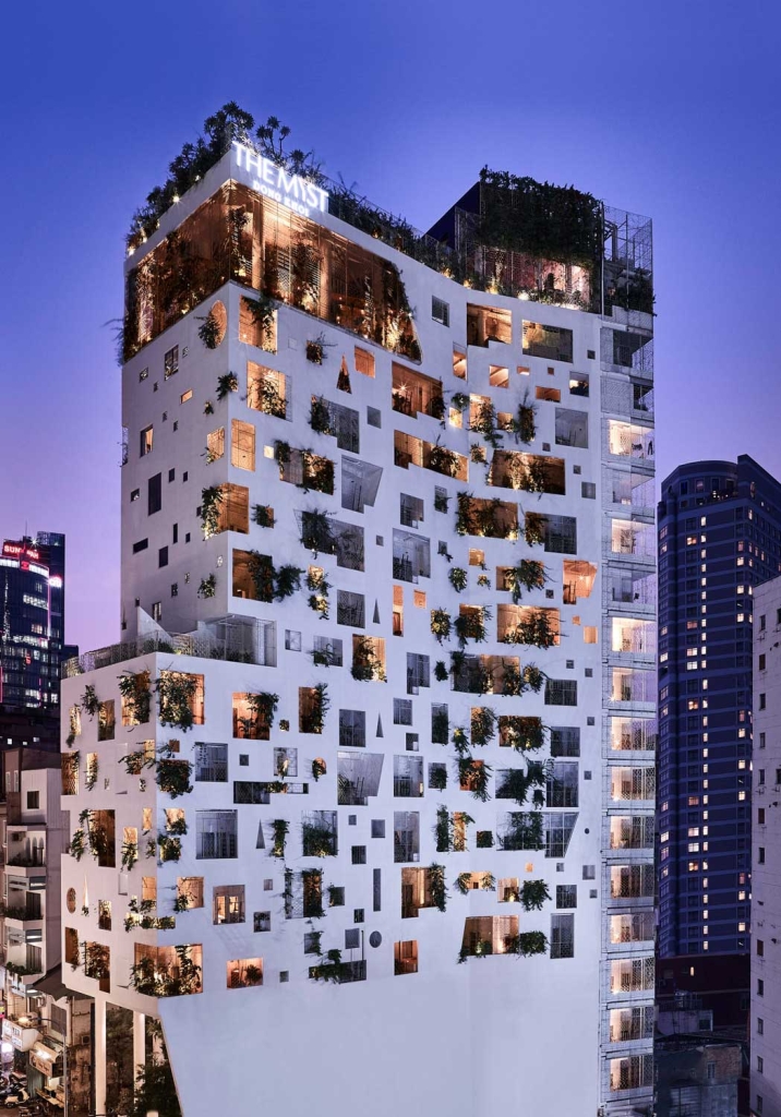 Rooftop Bar in District 1 - Where perfect ambience meets great couples 4 the myst hotel