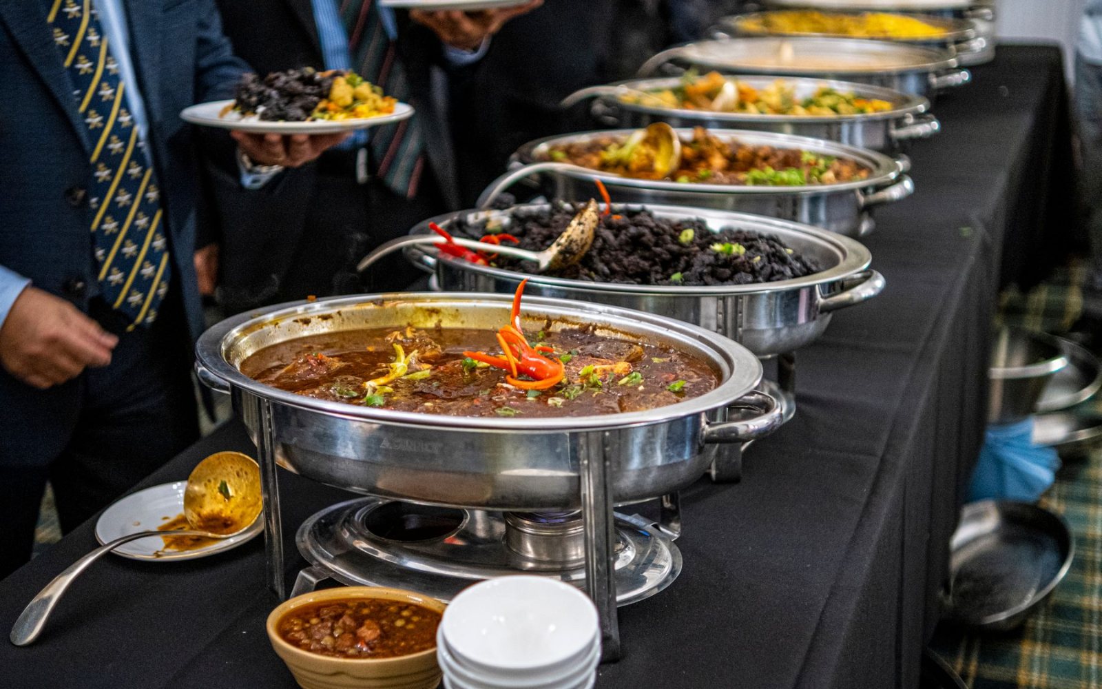 Dãy buffet với khay hâm nóng phục vụ tiệc công ty