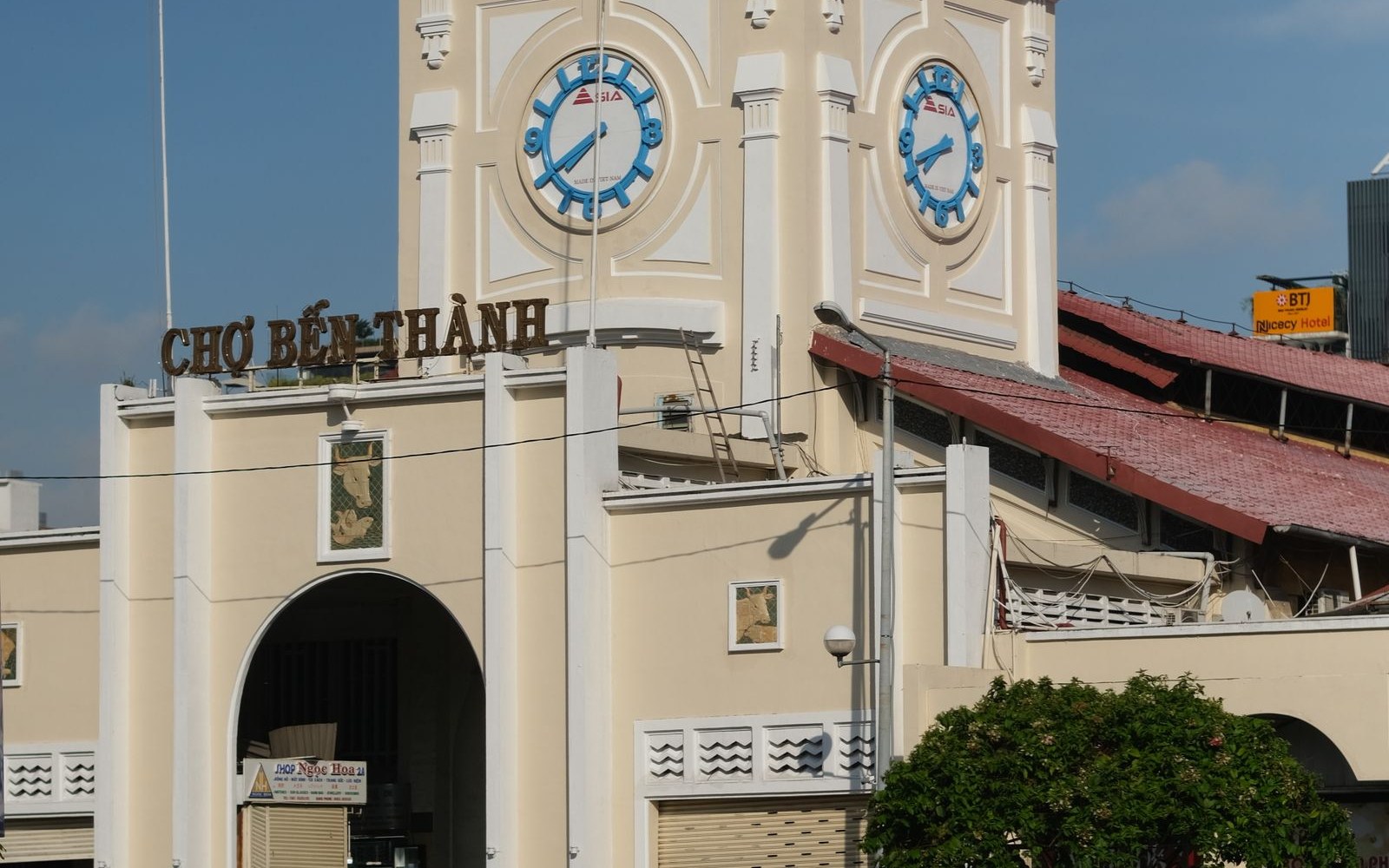 What's within 15 minutes' walk of The Myst Dong Khoi 4 The clock tower over the south gate of Ben Thanh Market under a clear sky