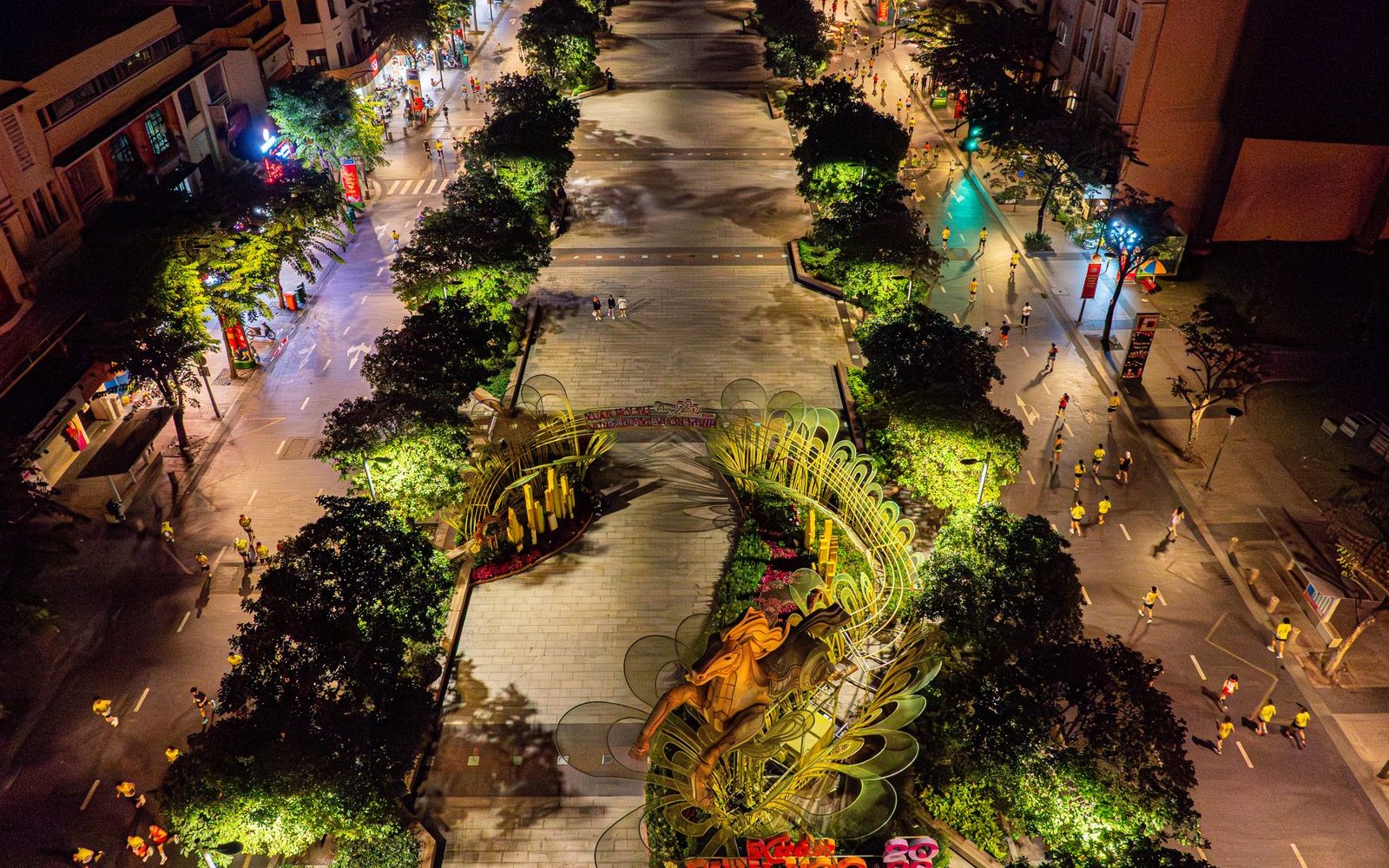A hotel near the Saigon River and Nguyễn Huệ: one evening on foot 2 Nguyen Hue walking street in central Ho Chi Minh City lit up at night